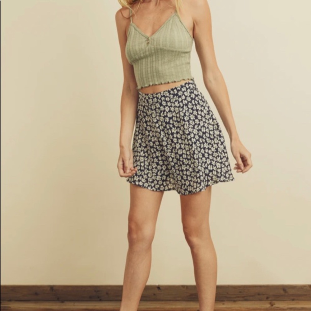 NWOT Daisy mini skirt